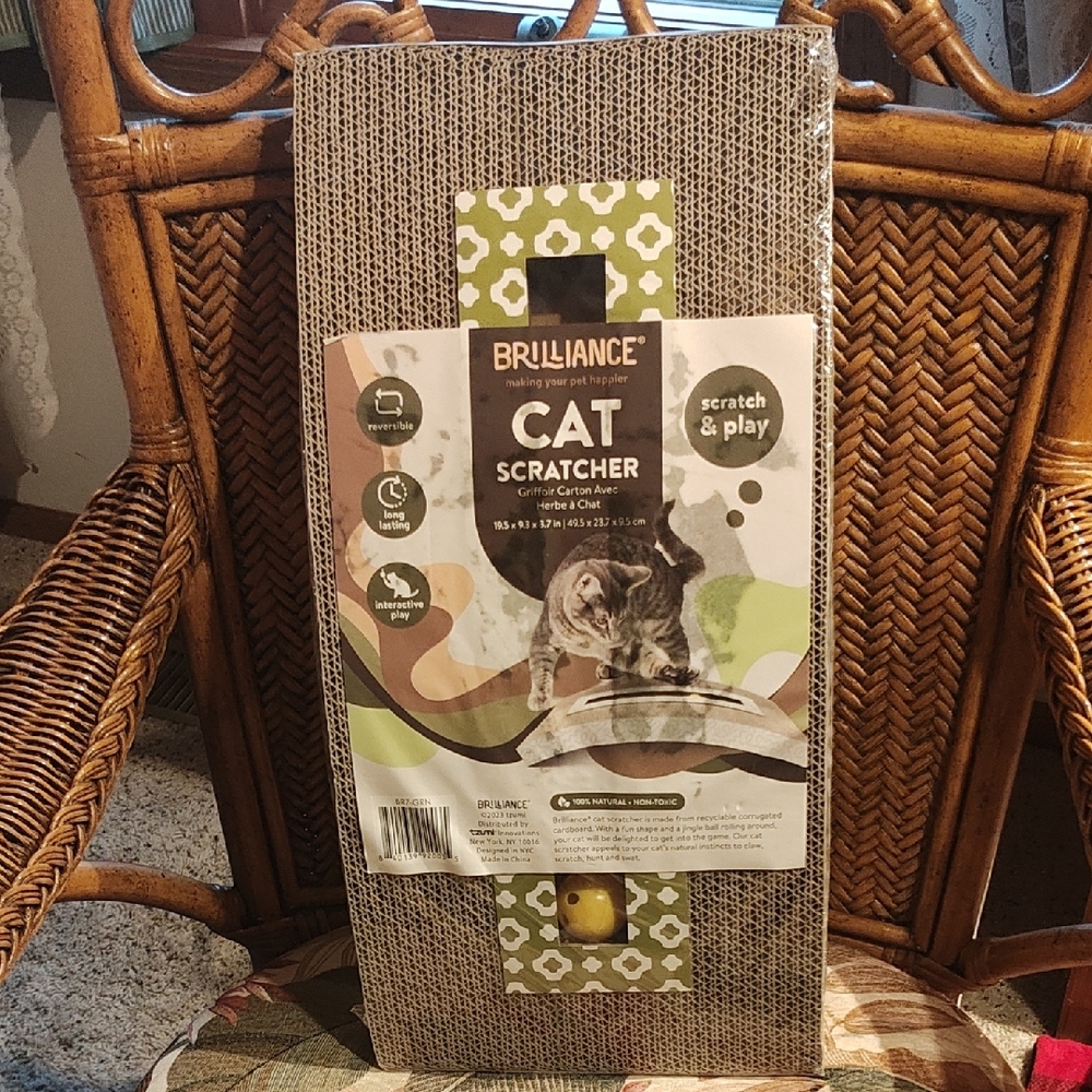 PETS: CAT SCRATCHER WITH BALL